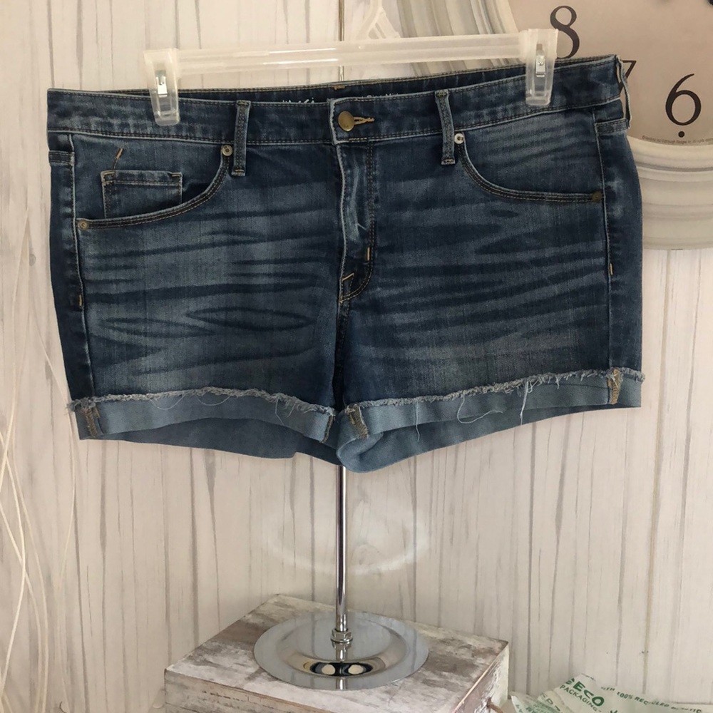 Woman’s mid rise size 14 /32 waist super stretch jean shorts